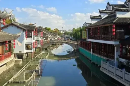 上海静安区深夜营业自习室：考研考公党的心灵避风港与上岸加速器