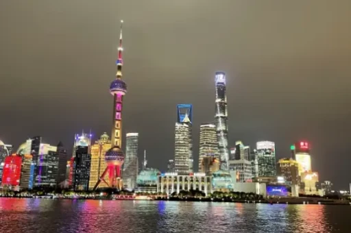 上海迪士尼一日游玩攻略方案 - 梦幻烟花秀与极速光轮的极致视听盛宴