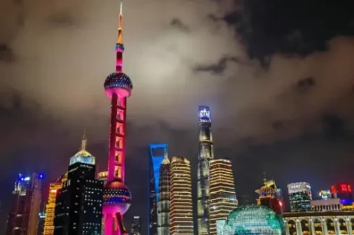深夜十点，上海闵行区的街头为何仍飘着肉香？